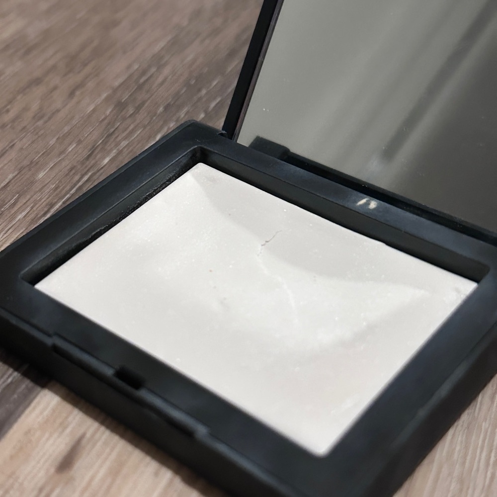 NARS Light Reflecting Setting Powder - Black Compact - Picture 4 of 4